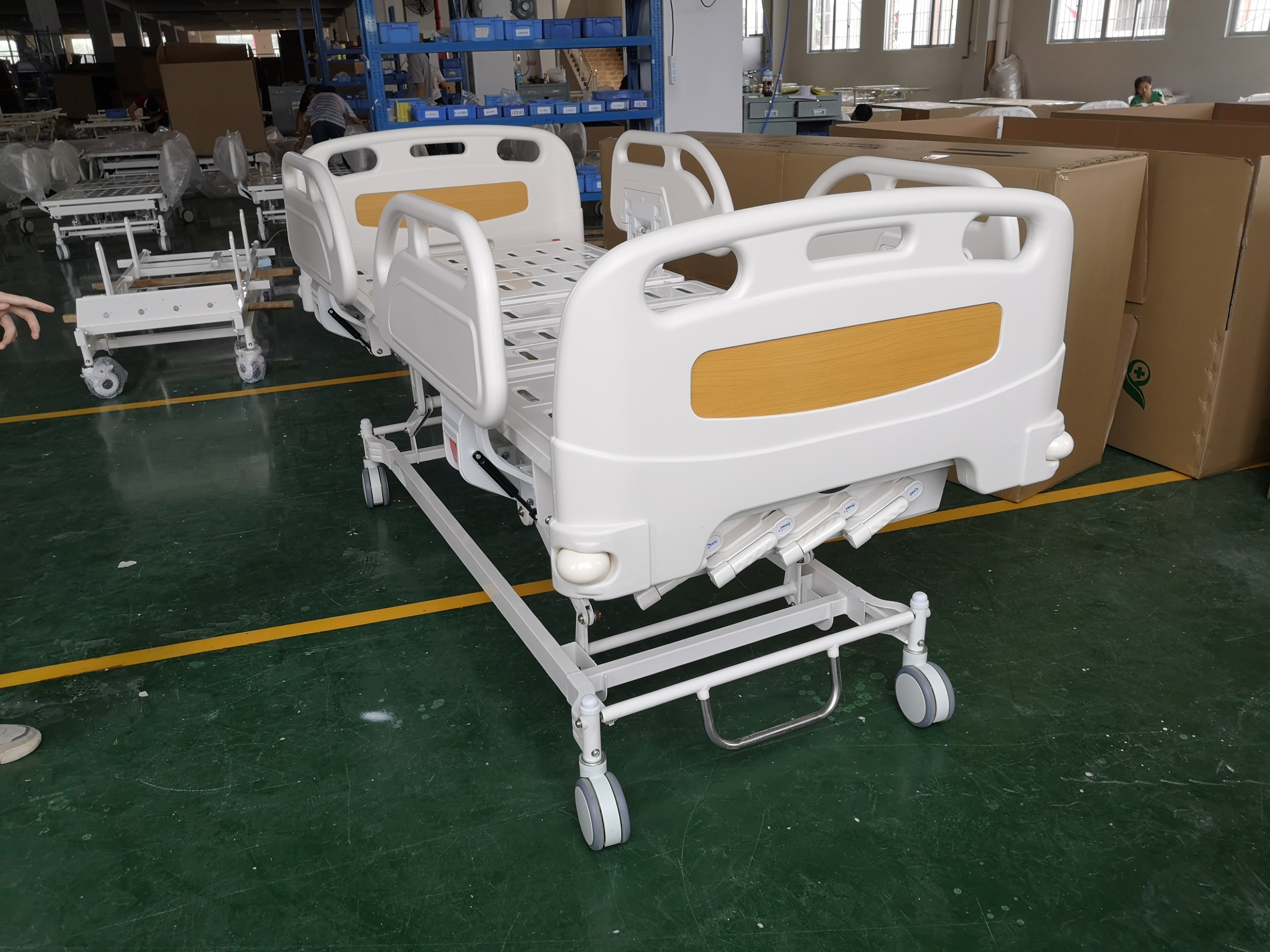 Three Crank Patient Bed Manual Hospital Bed With Luxurious Central